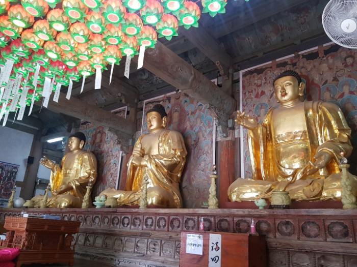 기림사 대적광전에 모셔진 부처님 