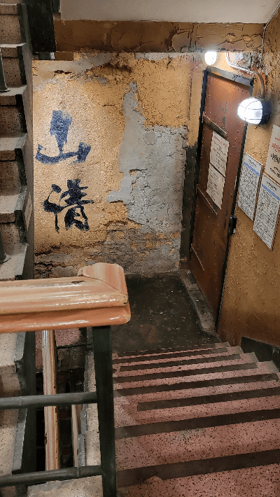 산청숯불가든 2호점 입구 대기공간에서 바라본 모습