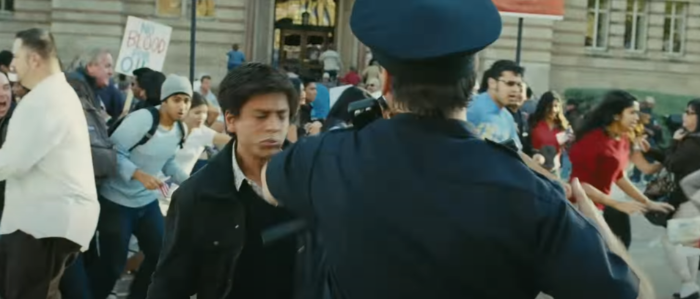 오해를 받아 폭행당하는 칸 (영화 '내 이름은 칸')