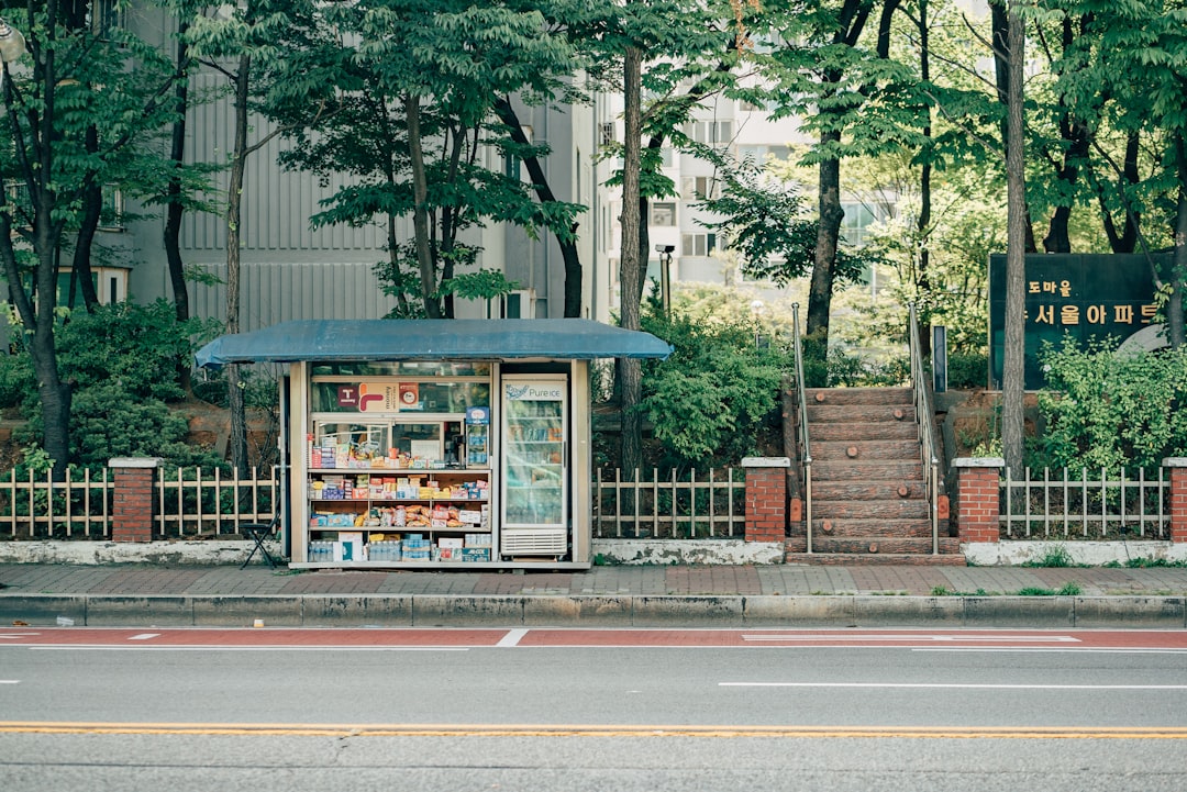 약국 처방 창구에서 탈모 치료약을 받는 모습 &mdash; 급여화 시 본인부담 30%로 절감 가능