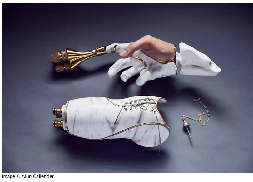 의족을 예술로 바꾸는 것 Sophie de oliveira barata reimagines artificial limbs as wearable art pieces
