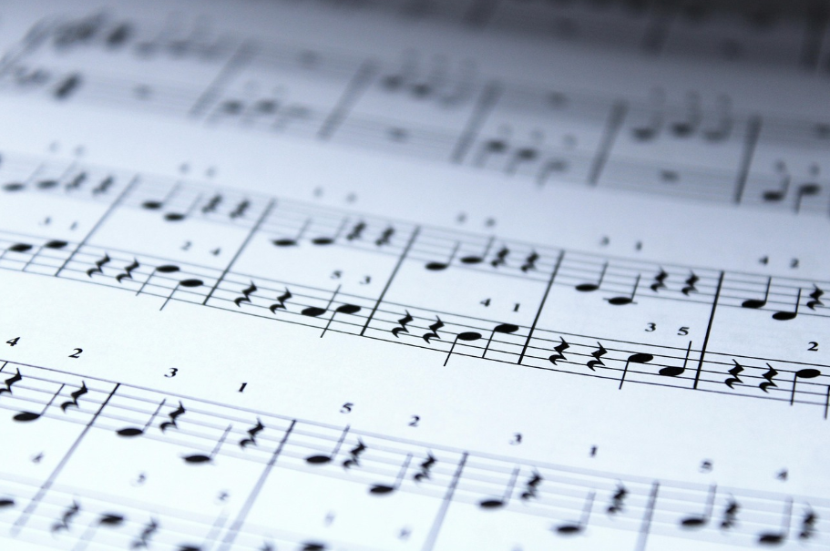 대부분의 곡을 직접 쓰고 만드는 심수봉의 음악적 깊이를 시각적으로 표현한 악보 배경 이미지