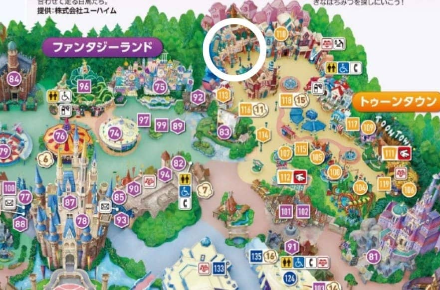 디즈니랜드 지도위에 동그라미가 그려져 있다.