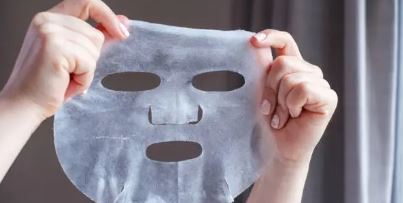 마스크팩 시트 두손으로 들고있는 사진