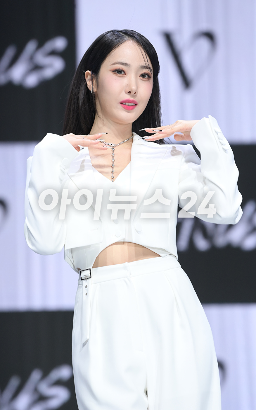 그룹 비비지 신비가 31일 오후 서울 광진구 예스24라이브홀에서 진행된 비비지(VIVIZ) 세 번째 미니앨범 &#39;베리어스(VarioUS)&#39; 발매 기념 쇼케이스에 참석해 포즈를 취하고 있다. [사진=정소희 기자]