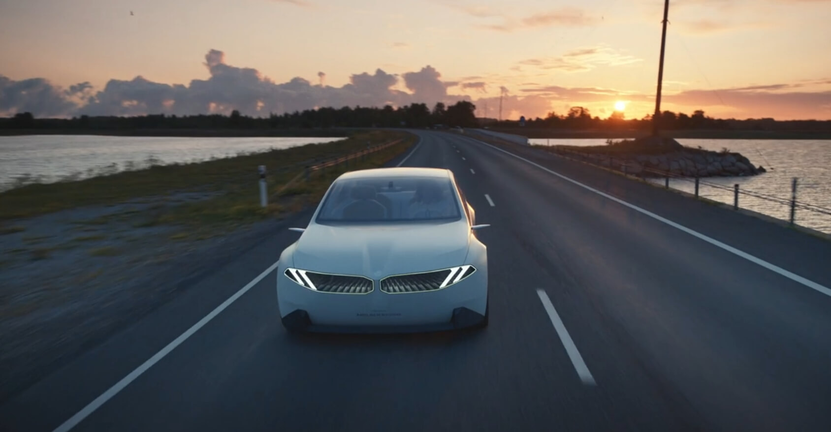BMW Neue Klasse 전기차가 노을 지는 해안 도로를 달리고 있습니다. 차량의 헤드라이트가 도로를 비추고, 배경에는 따뜻한 황금빛 노을이 수평선을 물들입니다