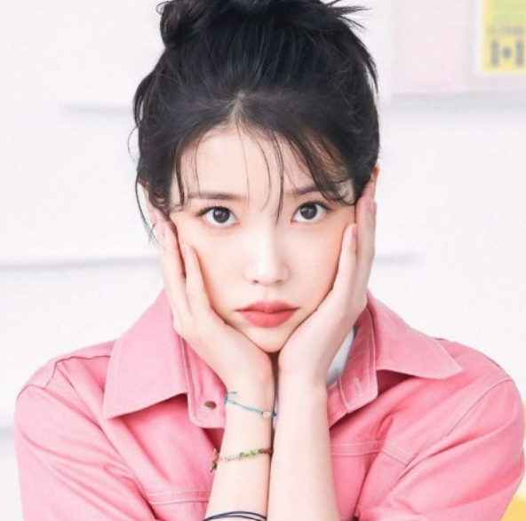 아이유의 파스텔 핑크 메이크업