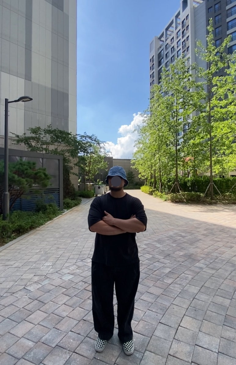 데일리룩(2025. 8. 22.)루오에스펙 오버핏 워싱 라인 빈티지 버킷햇, 어커버 오버사이즈 반팔 티셔츠, 무신사 무신사스탠다드 데님와이드 벌룬팬츠 블랙, 반스 체커보드 슬립온