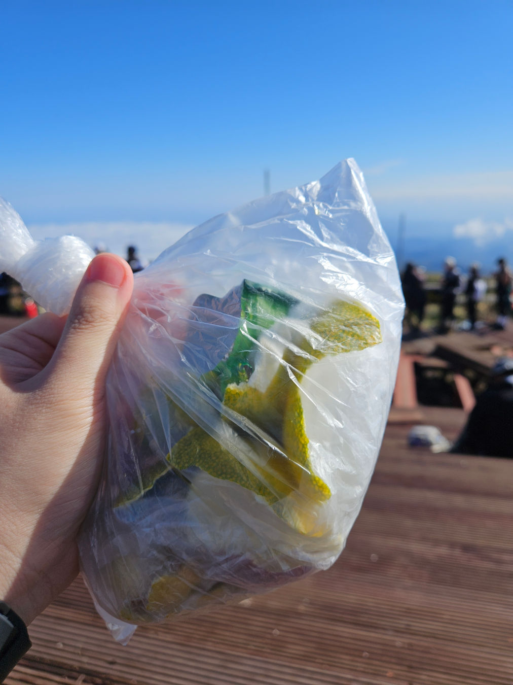 한라산 정상 간식 쓰레기 수거