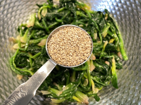 시금치 나물에 깨소금도 1큰술