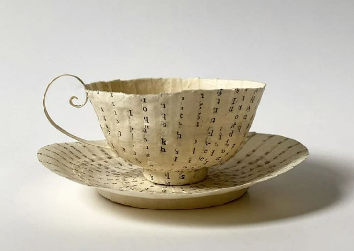 빈티지 책 찢어 일상적 작품 만드는 예술가 VIDEO: Cecilia levy creates sculptures of everyday objects using torn pages from vintage books art 77 shares connections: +430