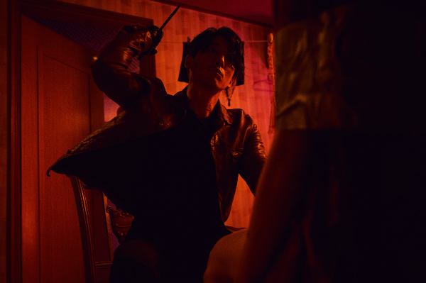 붉은-화면-속-장혁