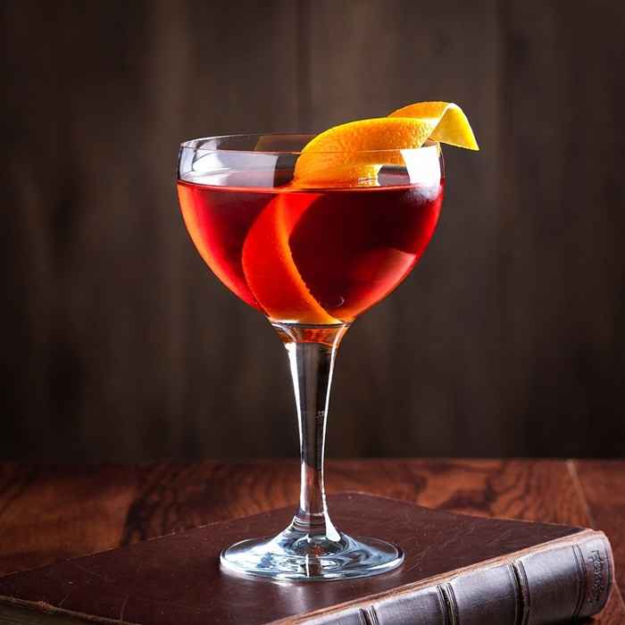 짙은 루비색 액체와 오렌지 껍질 장식이 돋보이는 우아한 프린스턴 완성 사진