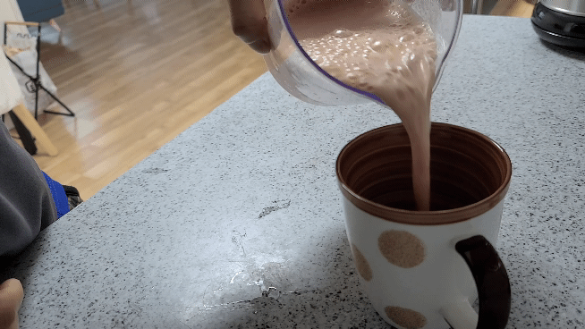 컵에 토마토 주스 따르는 사진