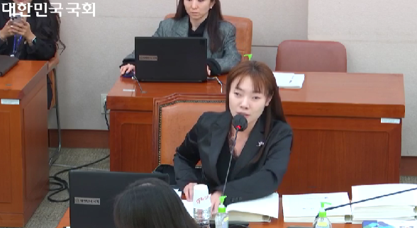 이미지설명 : 국정감사 질의하는 김예지의원의 모습.