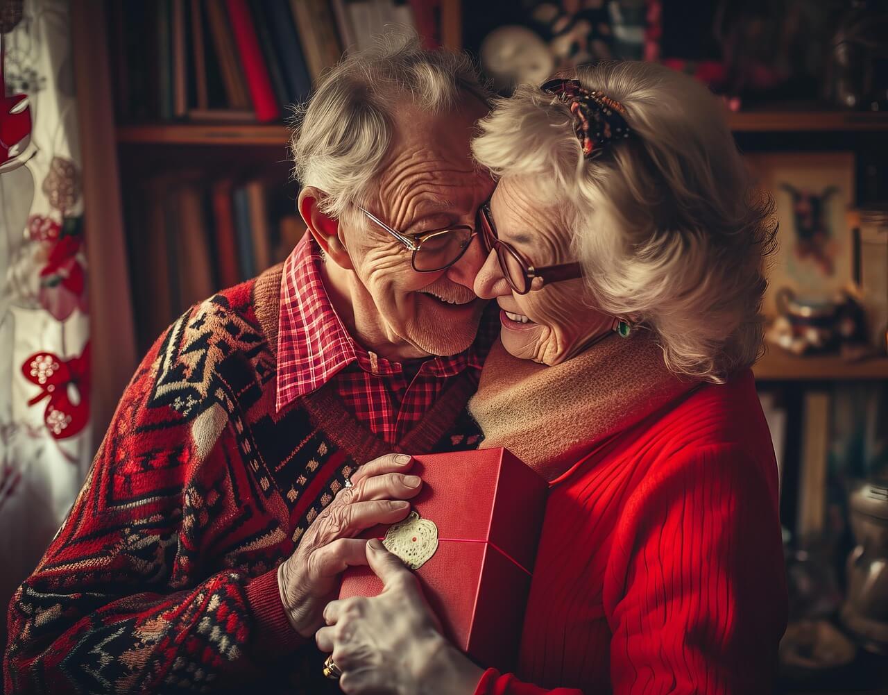 선물 상자를 들고 웃으며 서로를 바라보는 할머니와 할아버지