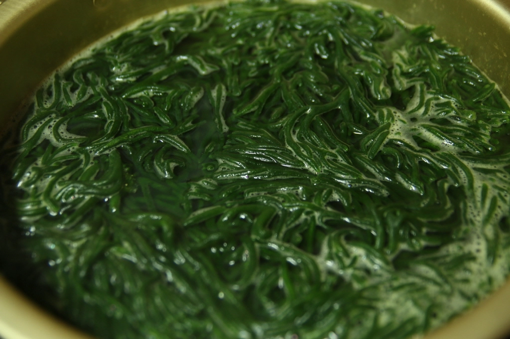 청각 데치는 모습