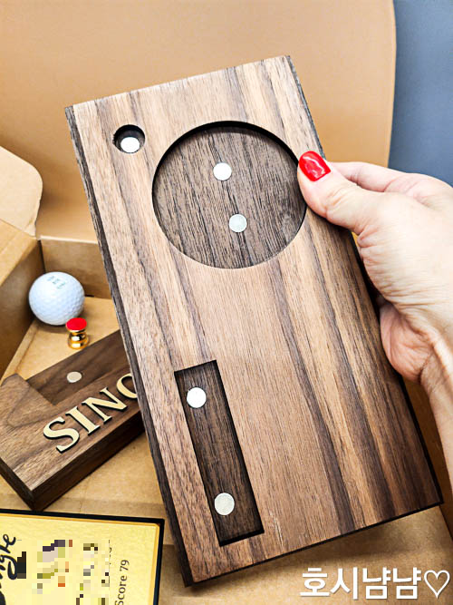 자석으로 단단히 고정되는 구조를 보여주는 사진