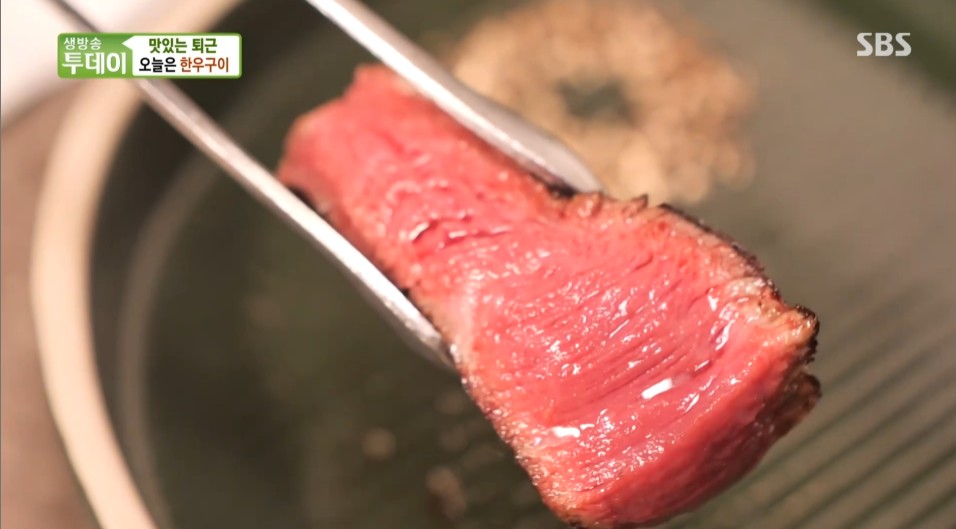 미디엄 레어로 구은 한우