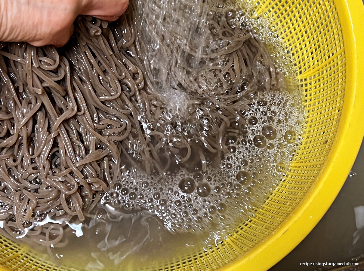 판모밀국수에 들어갈 메밀 생면을 물에 씻을 때 나오는 불순물 사진