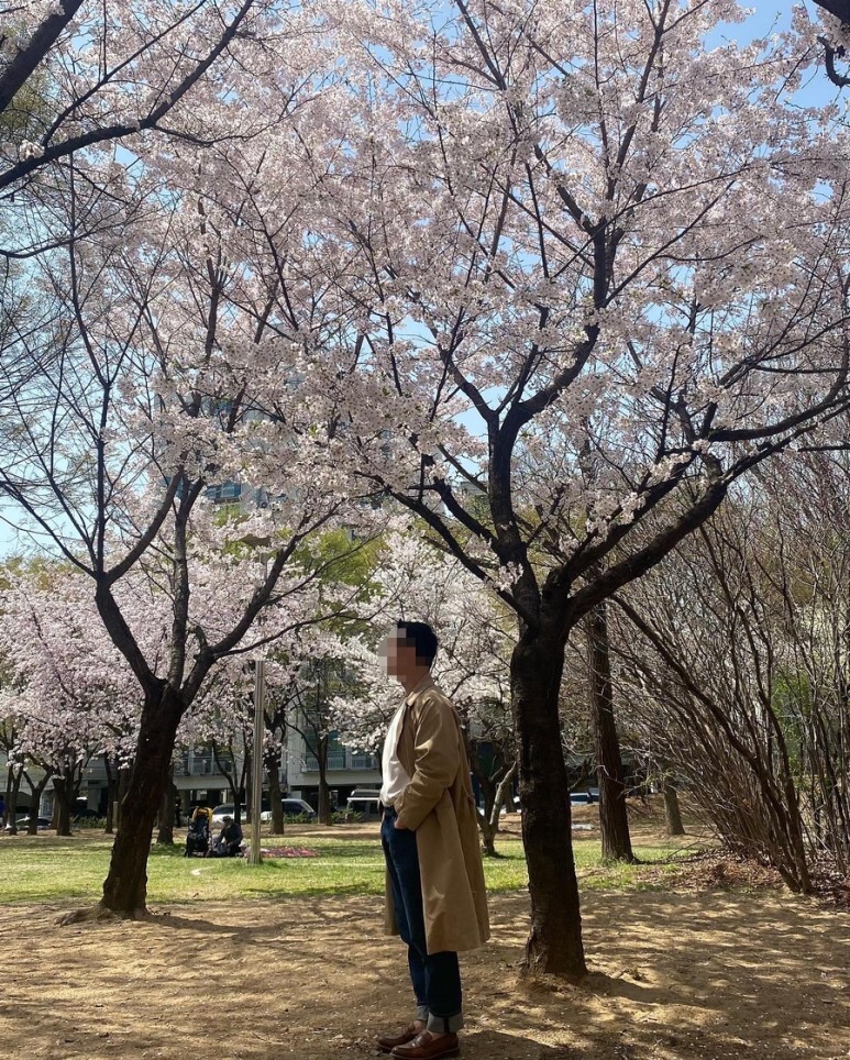 데일리룩(오뭘입) 유니폼브릿지 바바리코트 베이지, 무탠다드 라운드티, 유니클로 테이퍼드 진, 보세 로퍼 브라운, 남자데일리룩, 남자데일리코디, 남자데일리패션, ootd