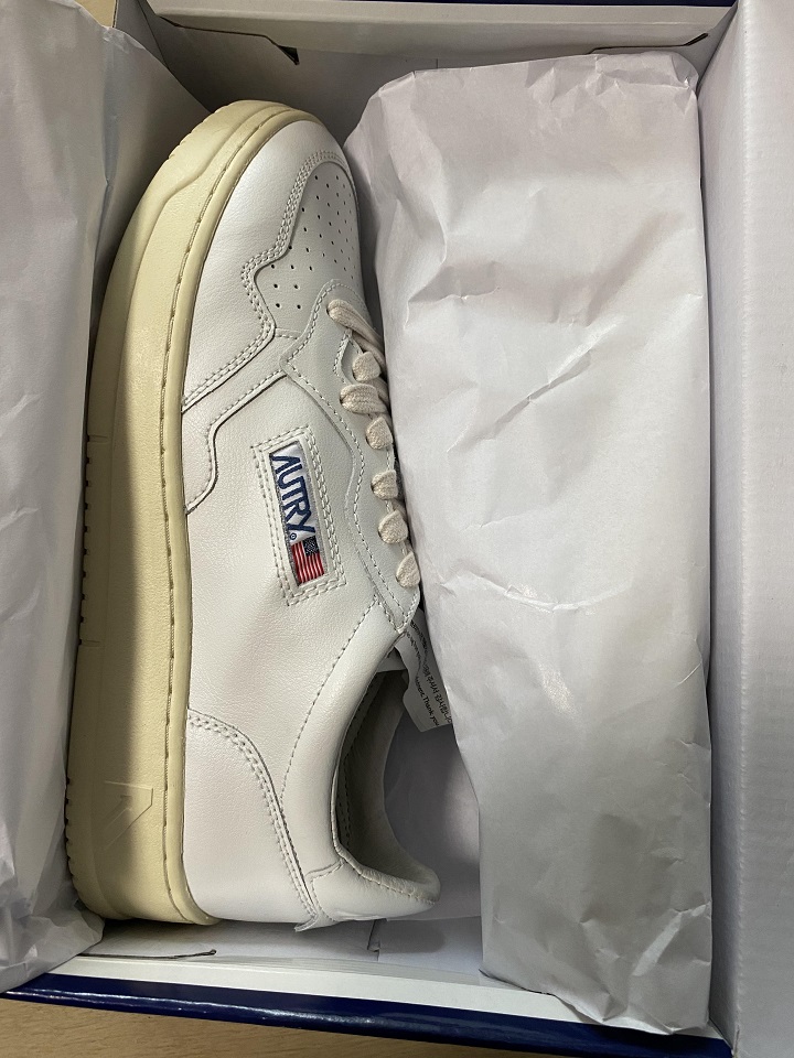 포장지-속-흰색-운동화