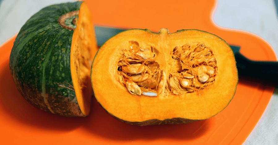 단호박이 반으로 갈라져 있다