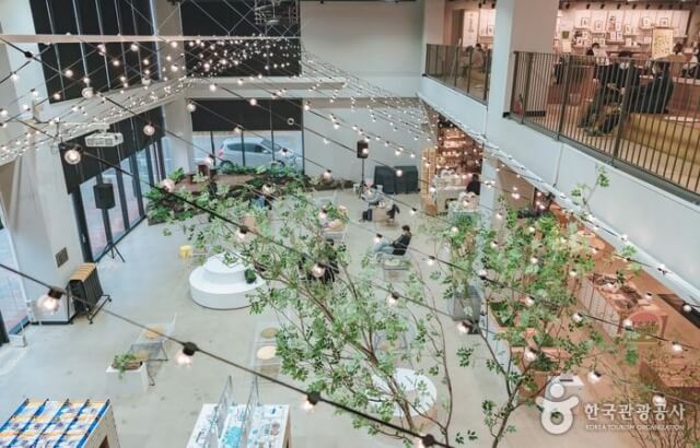 노들섬에 위치한 '노들서가'