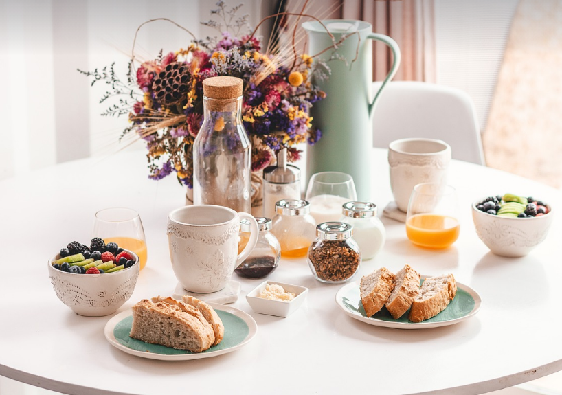 건강하게 차려진 식탁을 표현한 사진