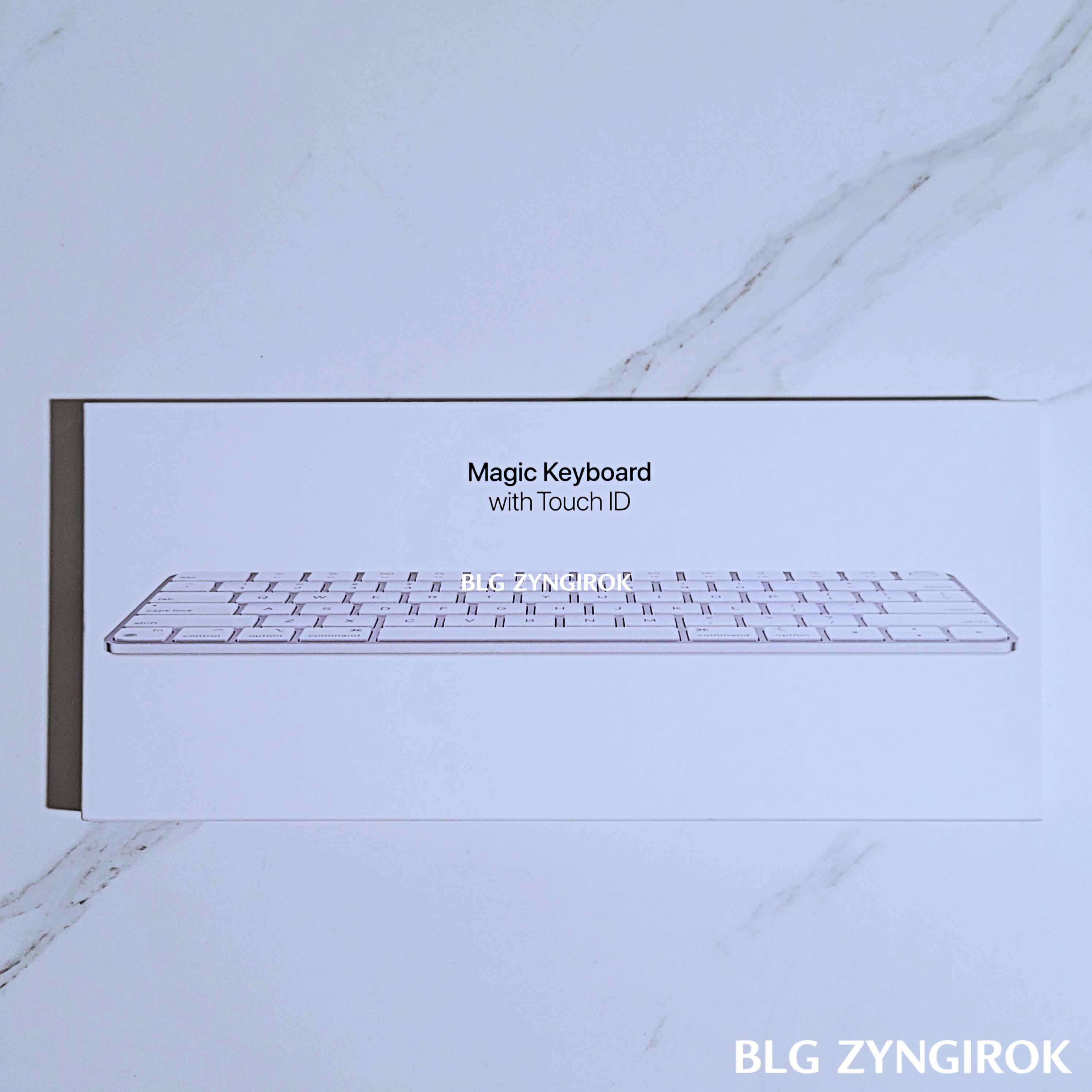 상자의 윗면에는 매직 키보드가 그려져 있다. 