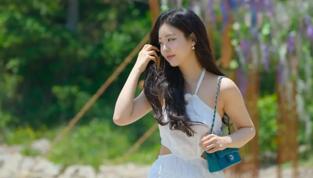 솔로지옥 3 -
고개를 살짝 왼쪽으로 돌리고 긴 머리를 오른손으로 쓸어올리며 흰색 끈이달린 나시티를 입고 초록색 가방을 왼쪽 어깨에 맨채 왼손으로 가방을 잡고 있는 유시은