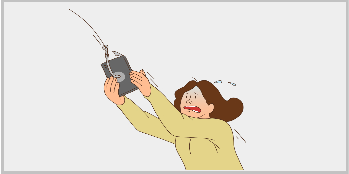 피싱 링크를 클릭하려는 여성과 낚싯바늘에 걸린 스마트폰 이미지