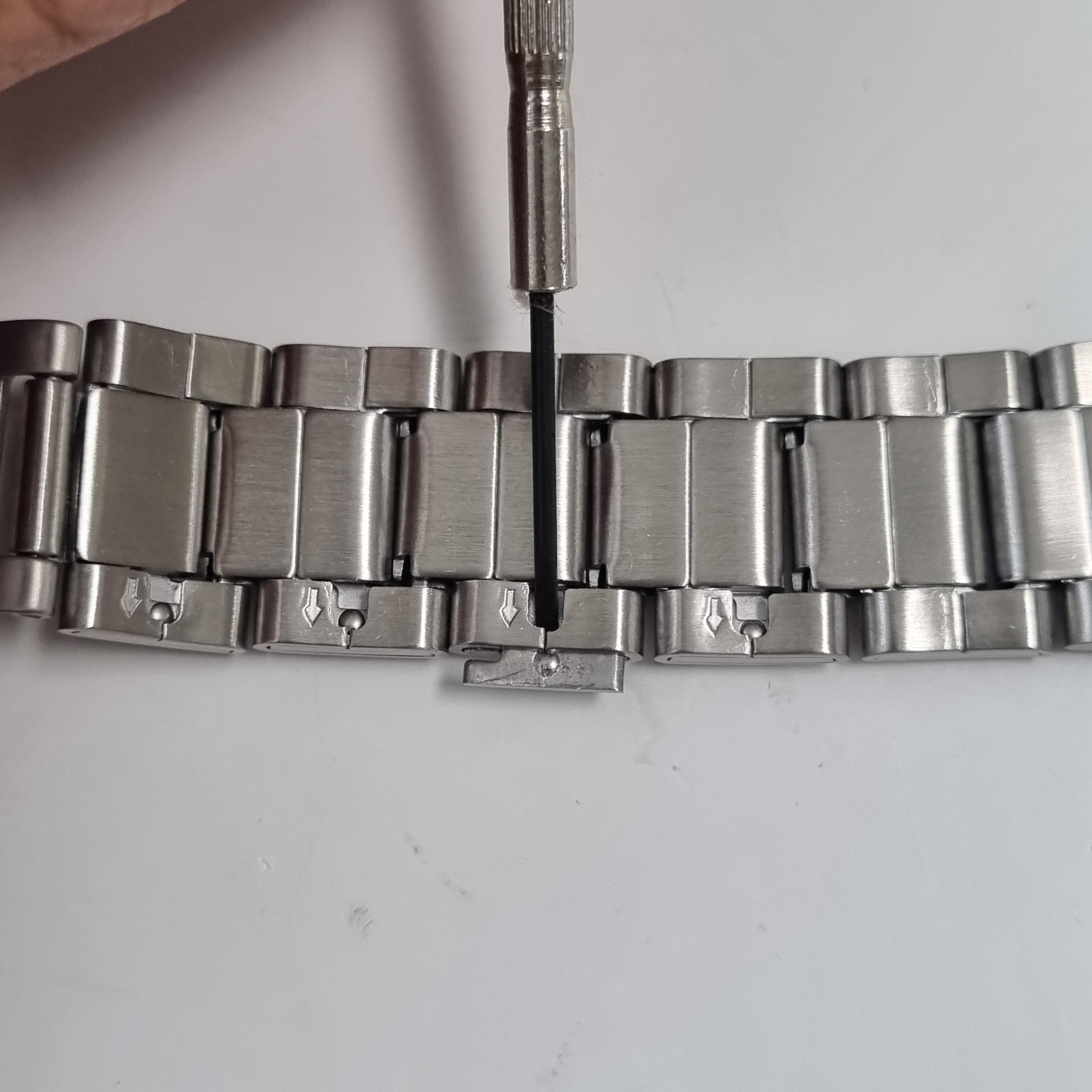 카시오 메탈 시계줄 1코 분리를 위해, 드라이버로 심을 미는 단계(다른 각도)