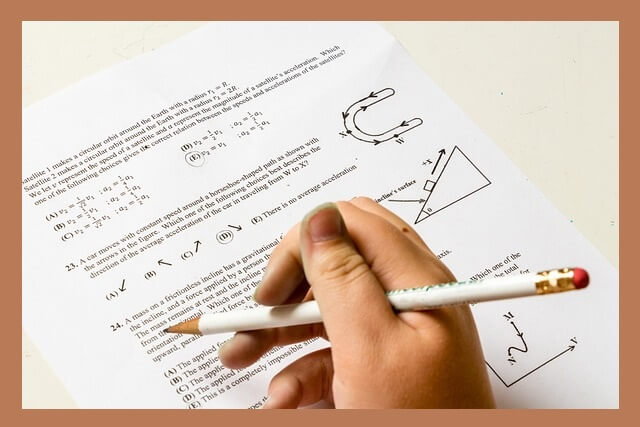 수능-시험지-푸는-손