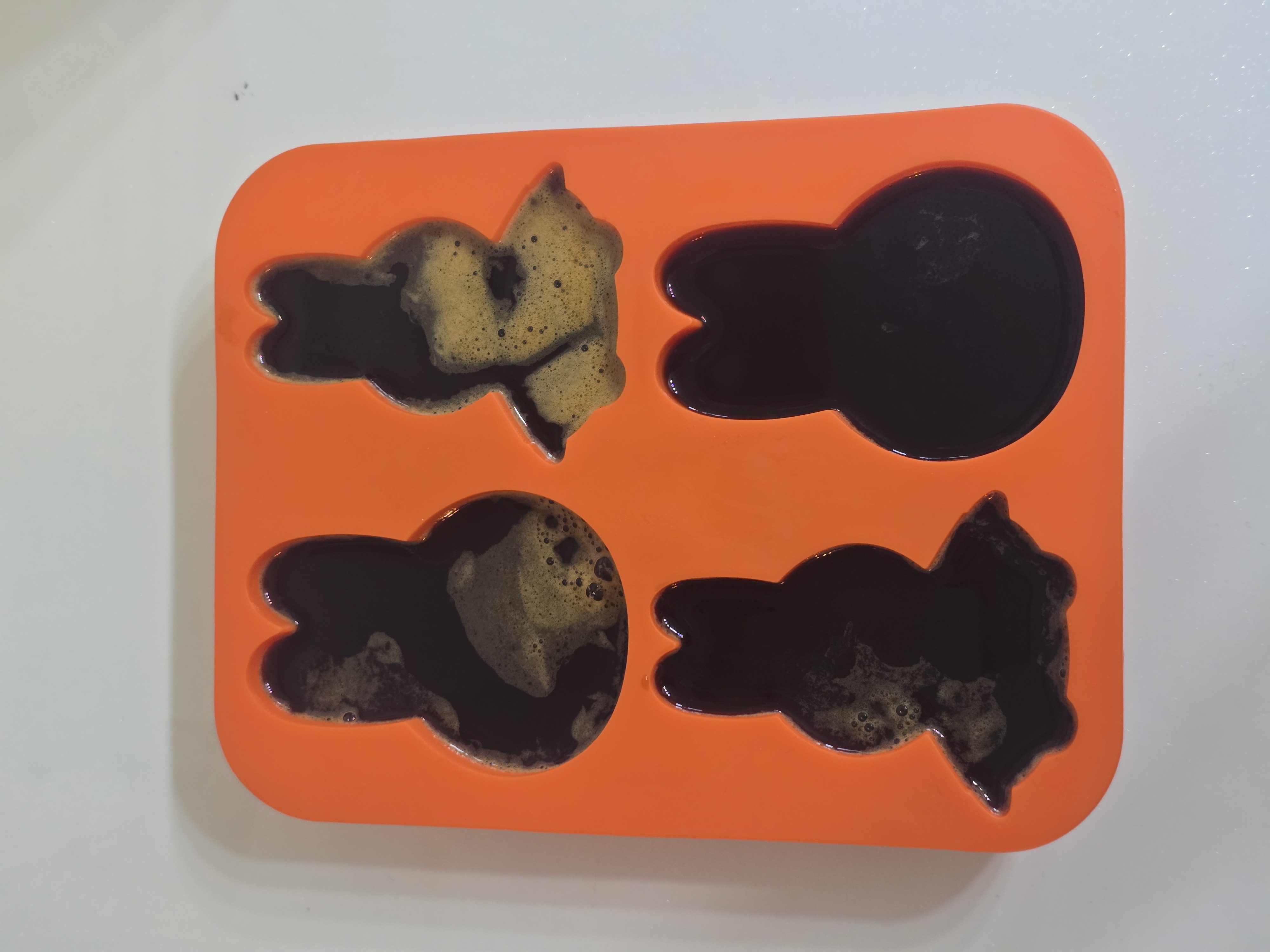 얼음틀에 에스프레소를 얼려두고 물이나 우유에 타먹으면 그게 바로 아메리카노와 라떼다.