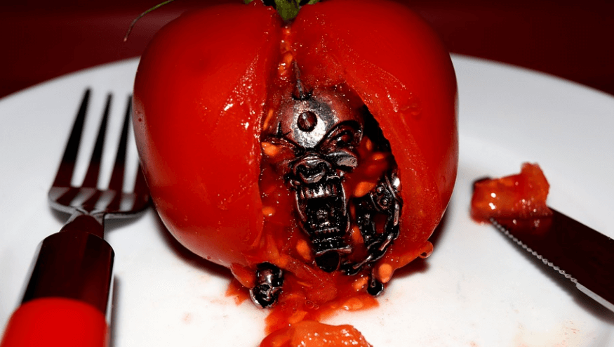 신장에 안 좋은 음식 인 유전자 변형 된 토마토가 놓여 있다