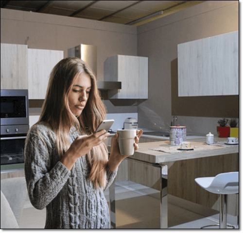 커피 마시는 임신 초기 여성 