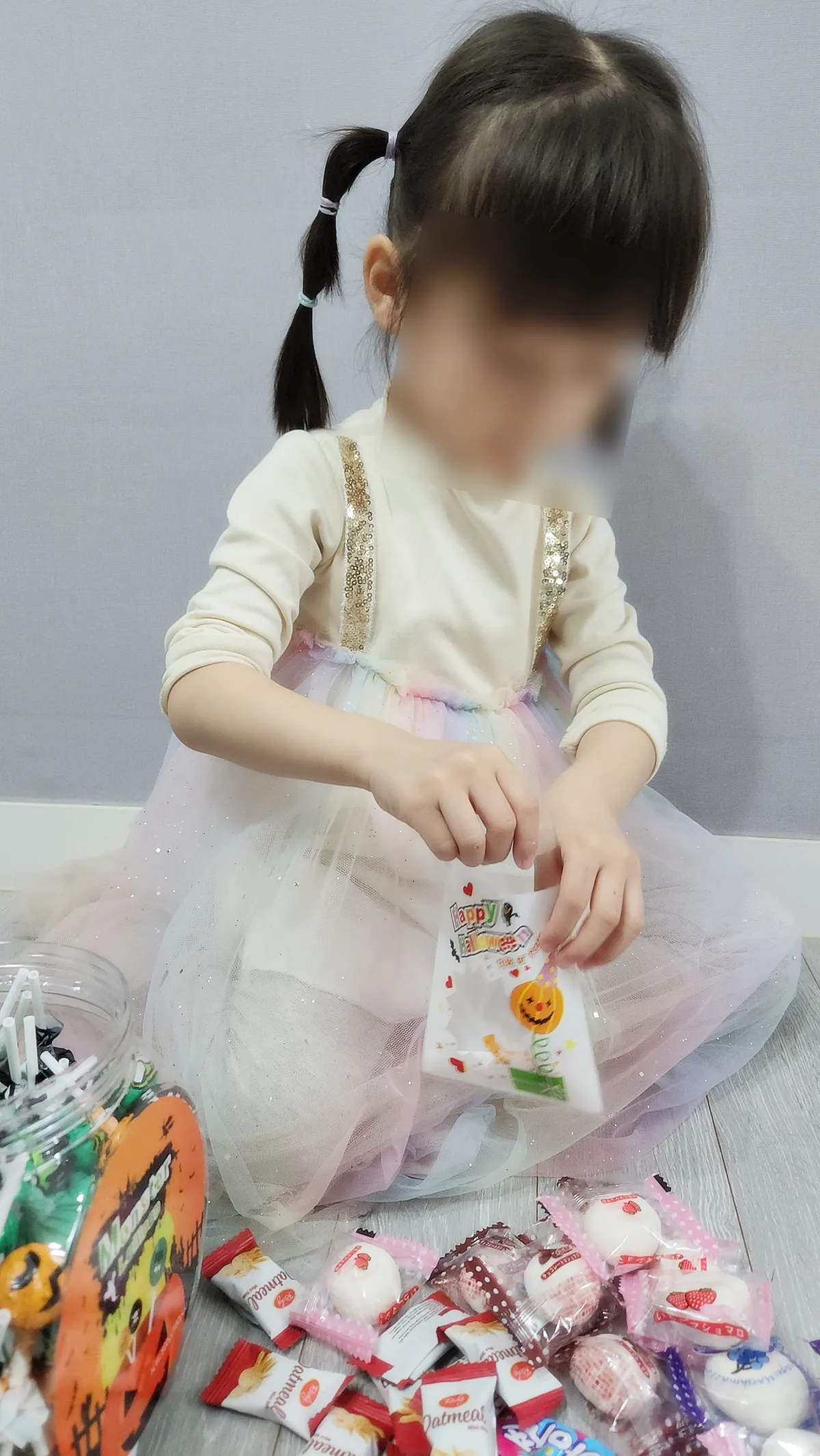 할로윈-아이-사탕-넣는중