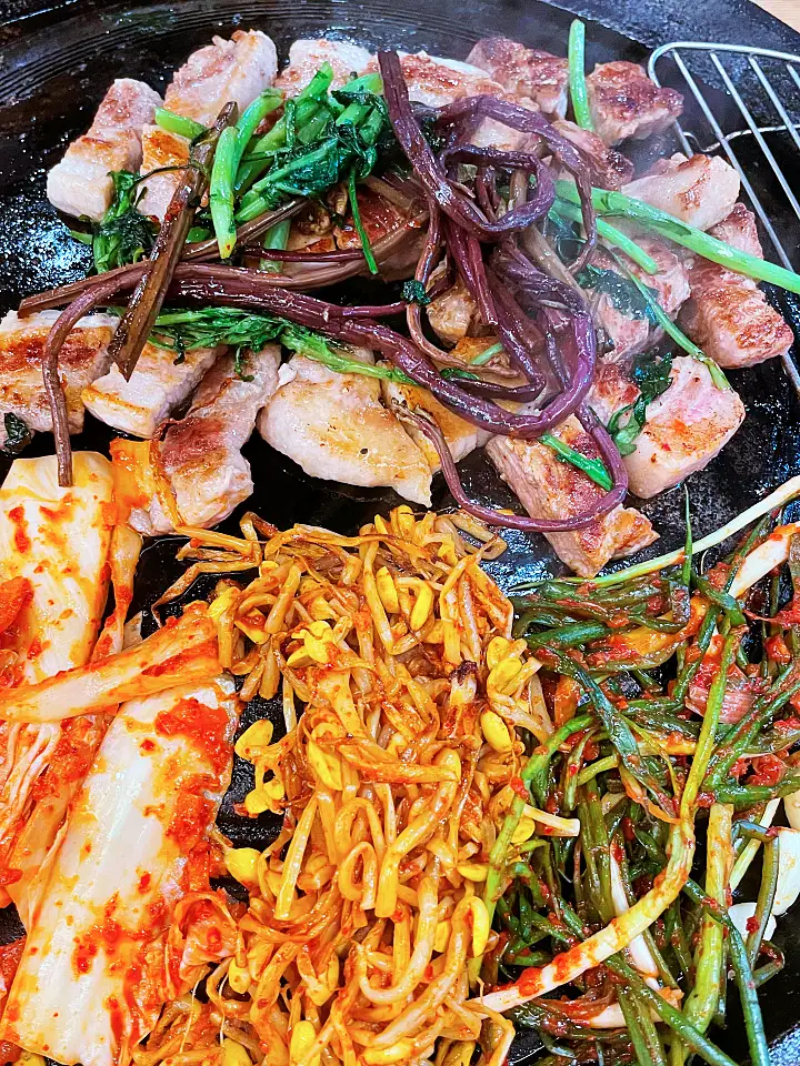 서초 반포 식당 묵은지 관자 돼지 삼합 솥뚜껑에 구운 흑돼지 맛있으면 0칼로리 맛집 추천