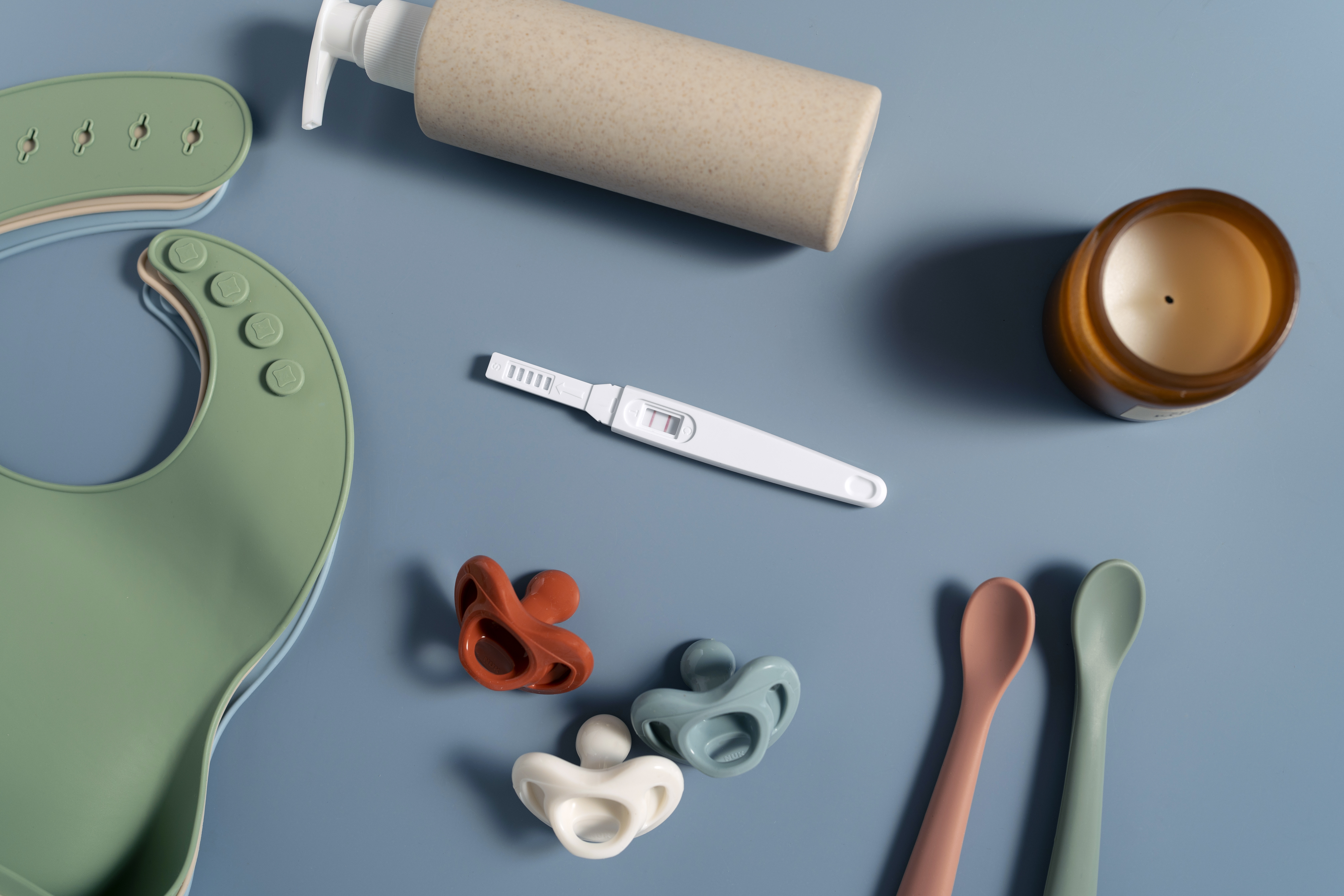 아기용품사진(턱받이,쪽쪽이,실리콘스푼)