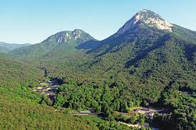 절벽 위에 세워진 독특한 사찰 3선 (건축미와 자연의 조화)