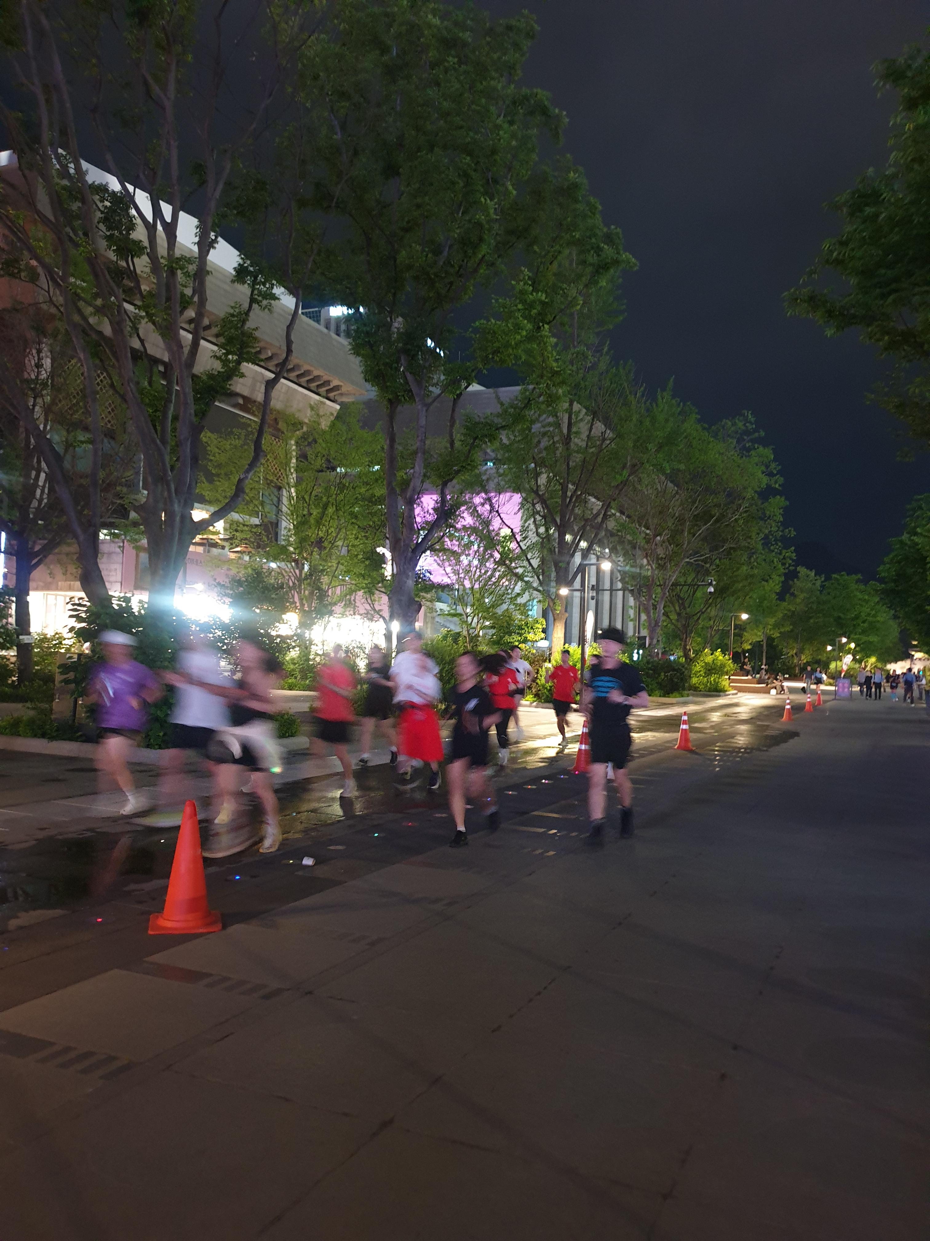 광화문광장 밤에 달리기하는 밴드 모임