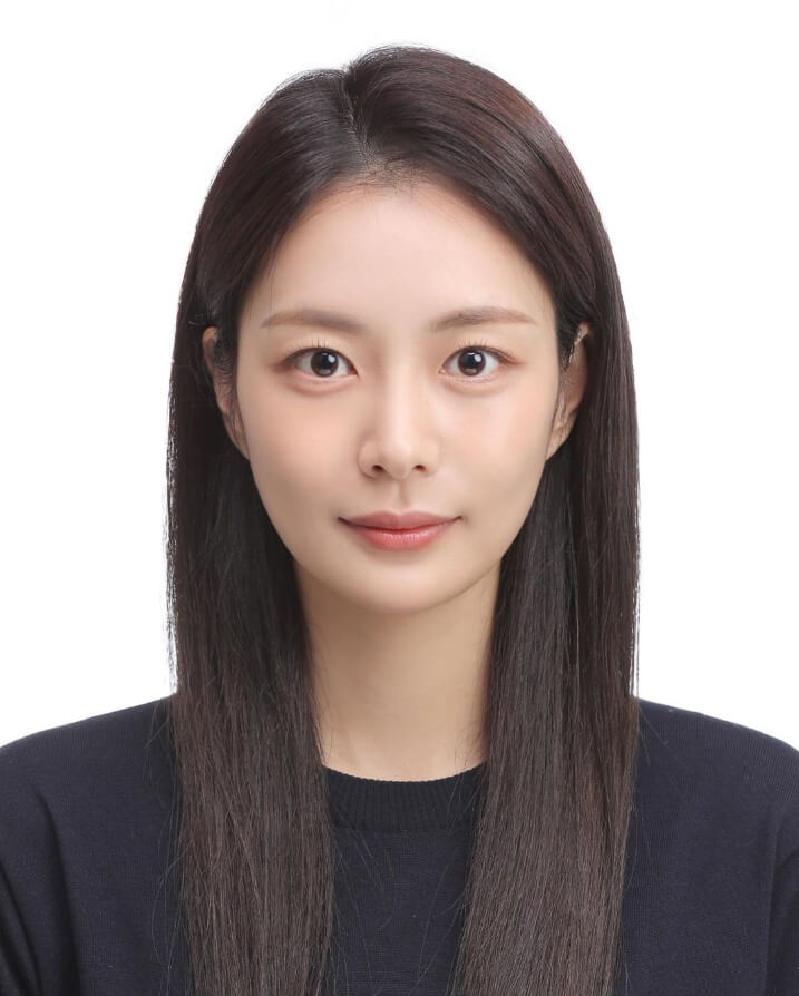 검정색옷을입은-긴머리여성의모습