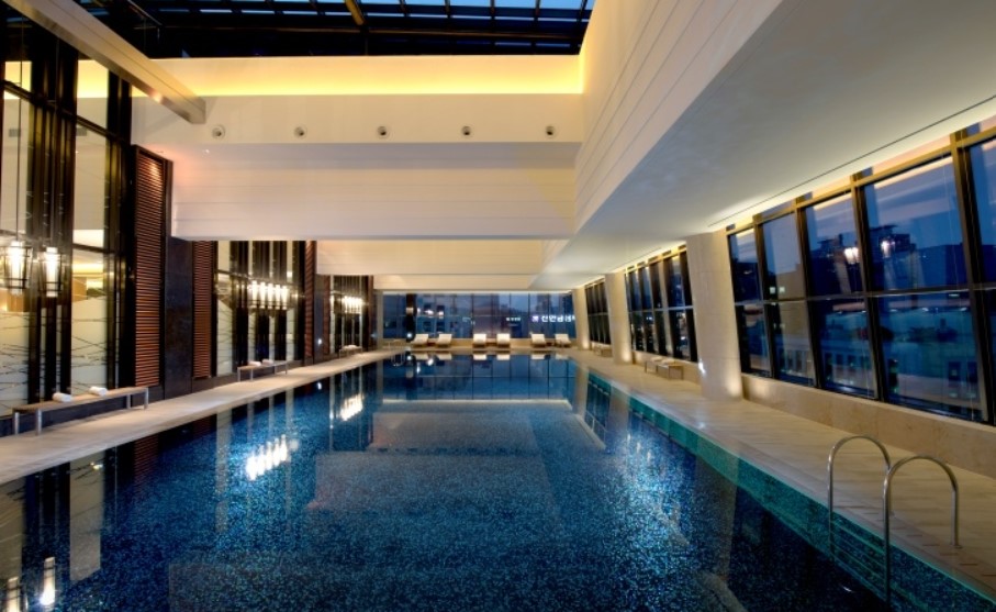 콘래드-서울-실내수영장