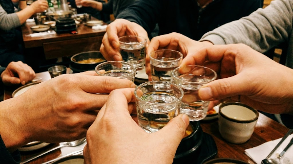 소주마시며 회식하는 모습