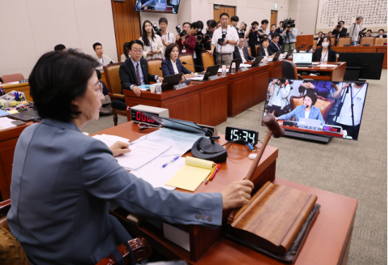 24일 서울 여의도 국회에서 열린 법제사법위원회 전체회의에서 더불어민주당 소속 추미애 위원장이 정회를 선언하고 있다.