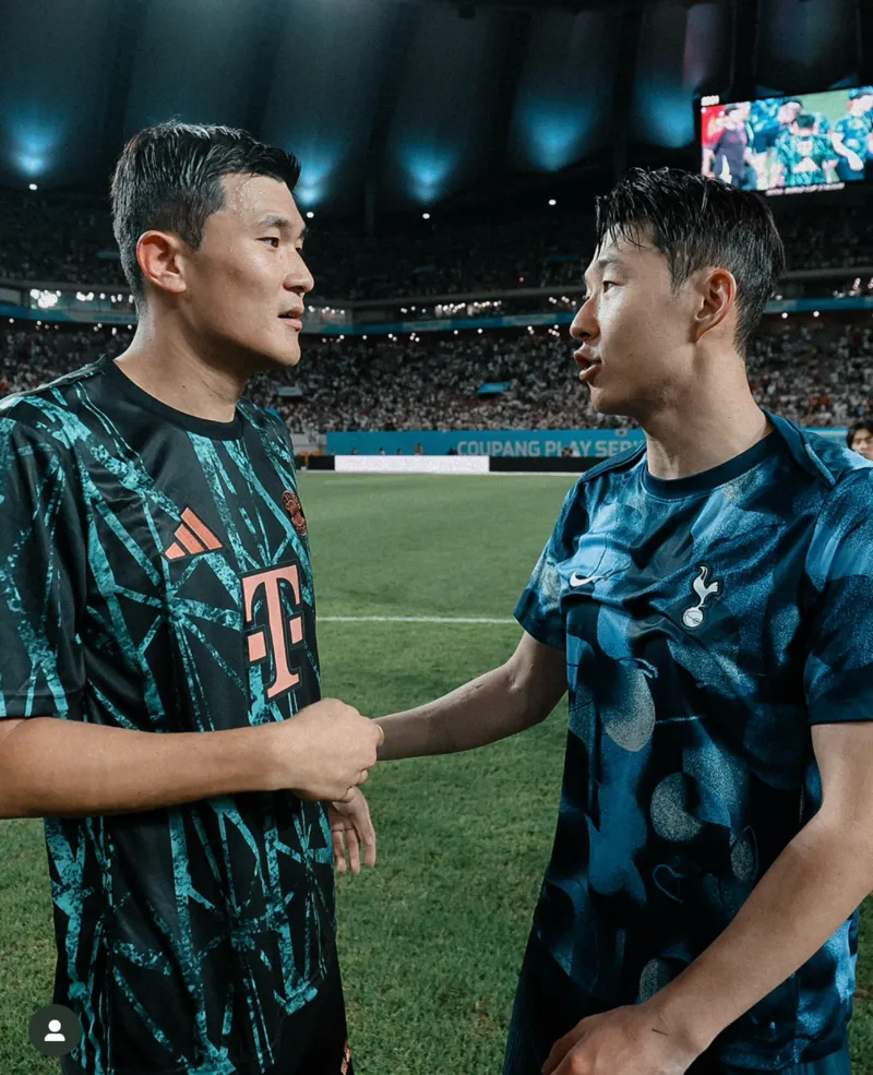 손흥민과 김민재가 마주 보며 악수하는 장면
