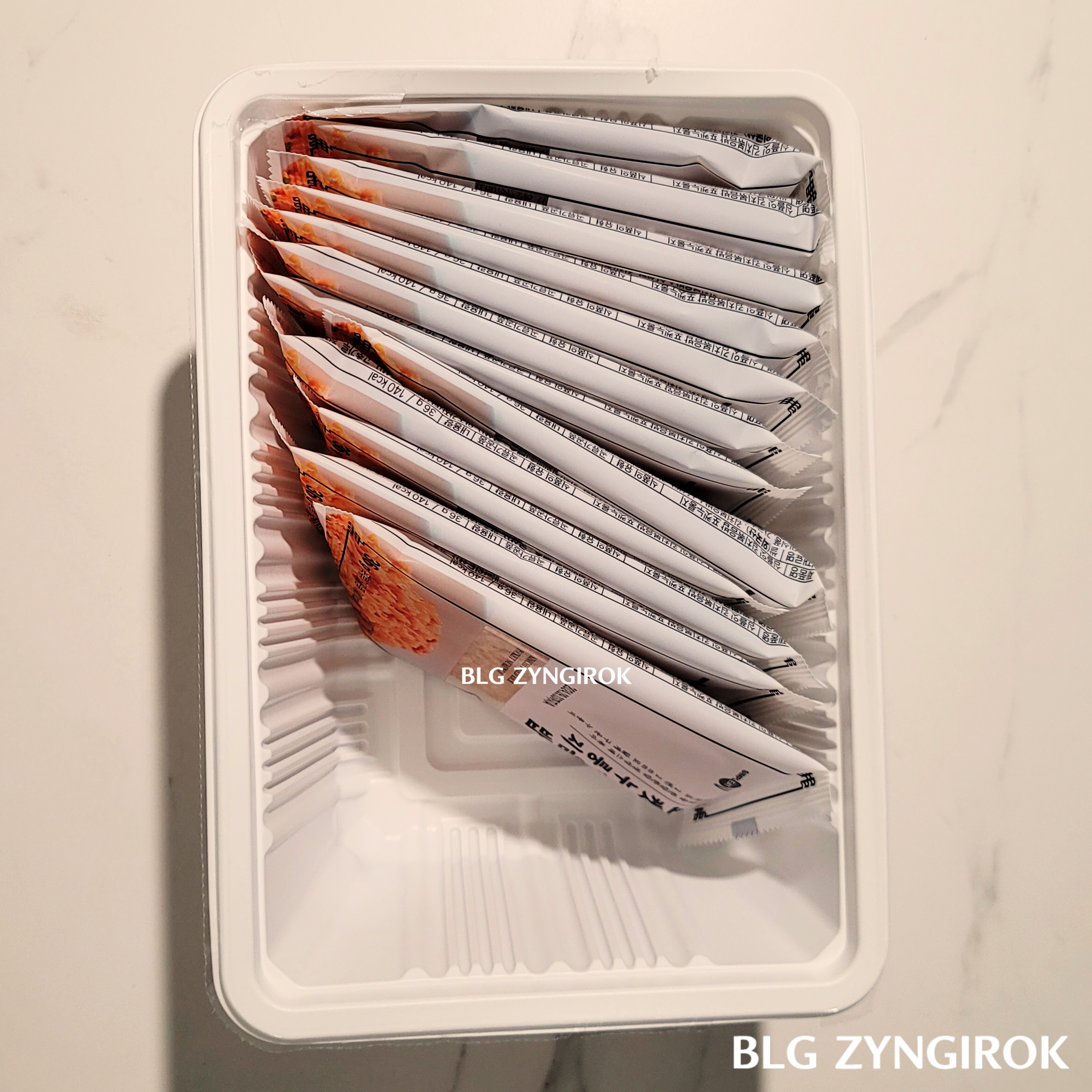 김치볶음밥 포켓누룽지 12개가 들어있는 모습이다.