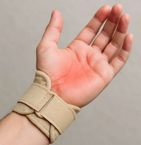 손목에 통증을 느껴 손목보호대를 착용한 모습(출처: 자체제작)