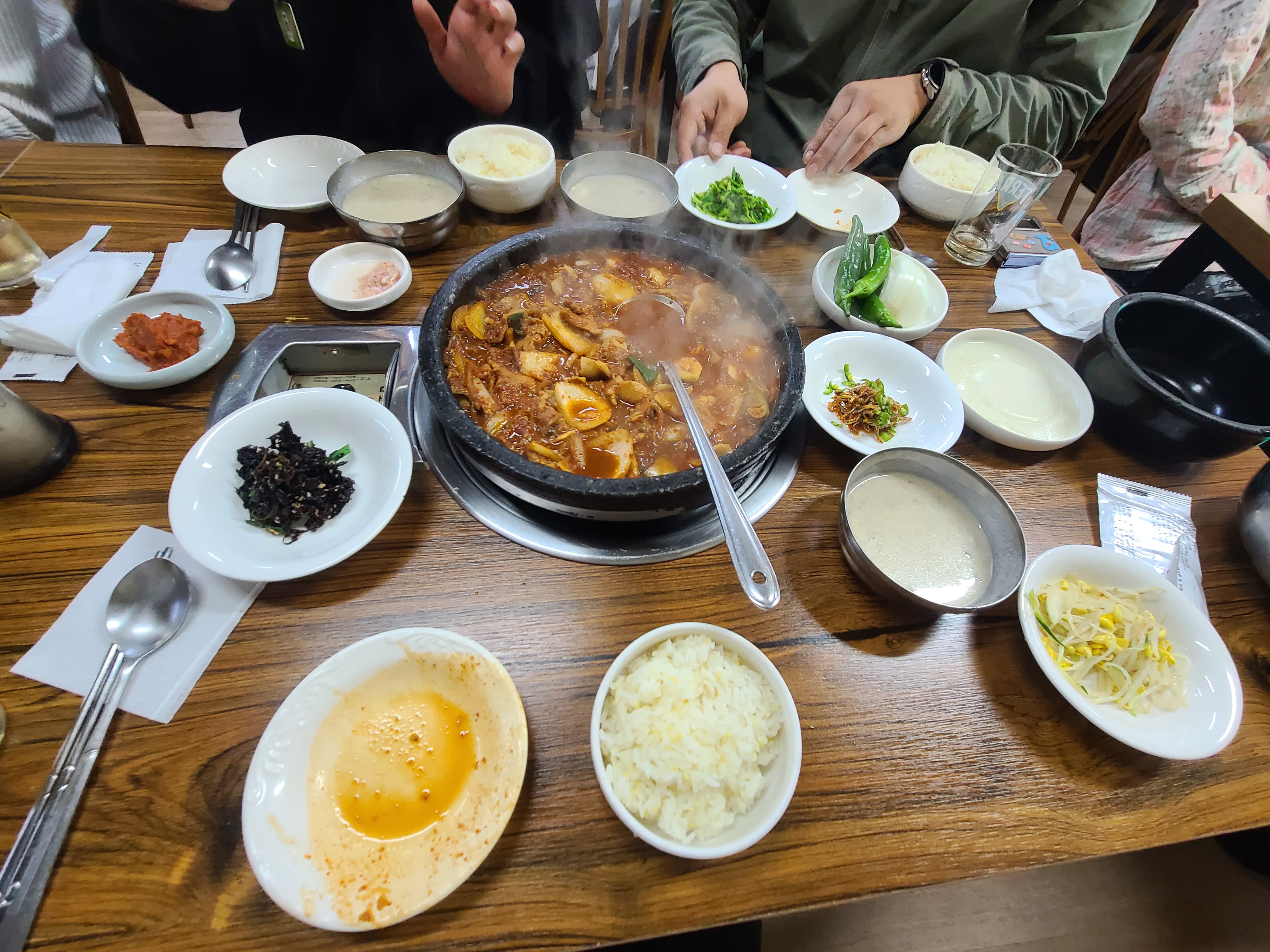 경성식육식당은 공기밥 2&amp;#44;000원을 추가하면 파래김무침&amp;#44; 미나리무침&amp;#44; 멸치볶음&amp;#44; 콩나물 반찬 4가지와 토란국이 나옵니다